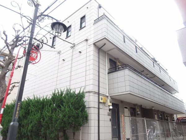 白を基調とした外観 周辺にはコンビニ、ドラッグストア、飲食店等あり利便性の高い物件です