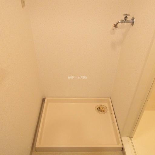 防水パン付洗濯機置場 洗濯機置場には防水パンを設置しました