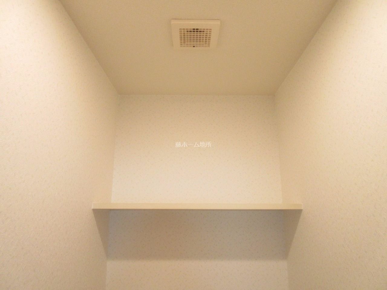 トイレ内上部の収納棚
