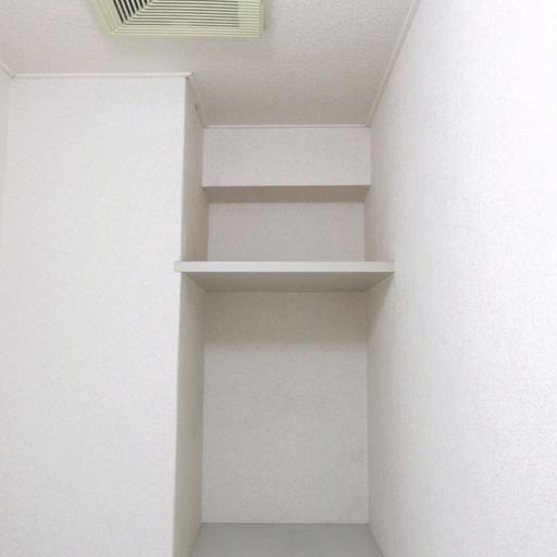 トイレ上部の収納棚