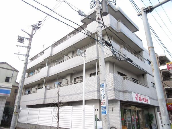 外観タイル張りのモダンな造り 外観は白を基調としたタイル張りです