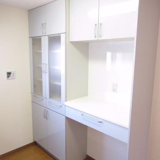 キッチン後ろの収納棚