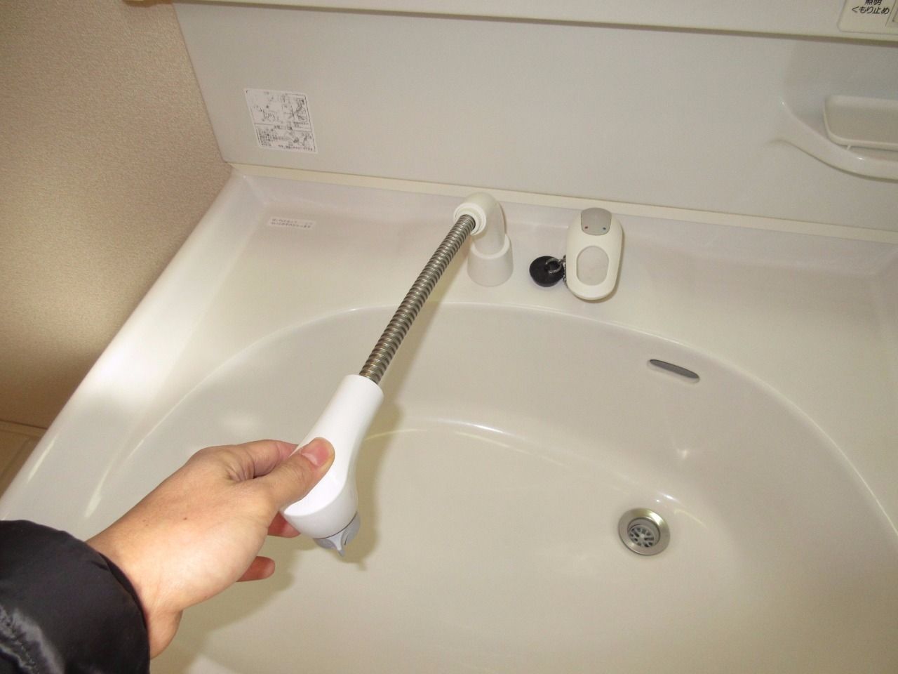 ノズルが伸びるので、洗面台を隅々まで清掃できます