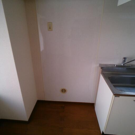 冷蔵庫置場 掃除しやすいパネルを貼っております。
