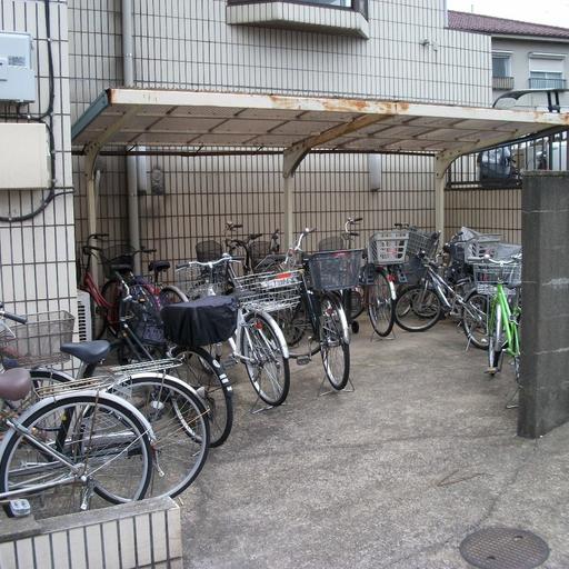 駐輪場 駐輪シールを貼って管理しております