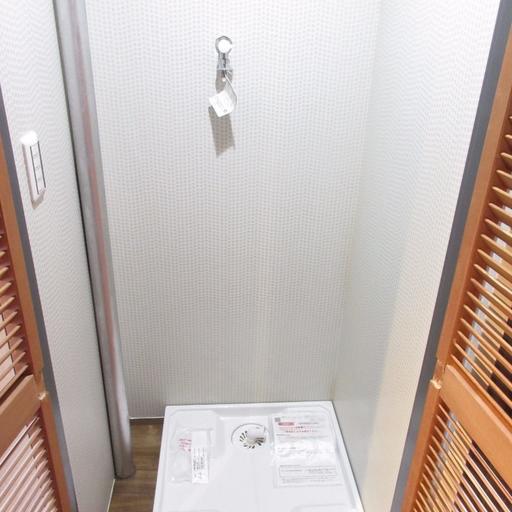 防水パン付洗濯機置場 洗濯機置場には防水パンと扉を設置しました