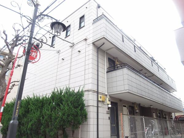 白を基調とした外観 周辺にはコンビニ、ドラッグストア、飲食店等あり利便性の高い物件です