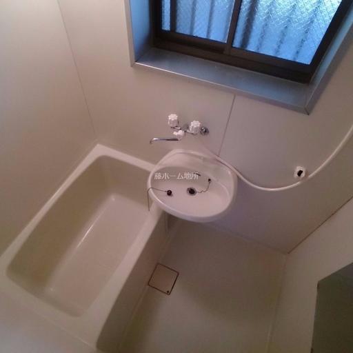 浴室 窓が付いており、換気のしやすい浴室です