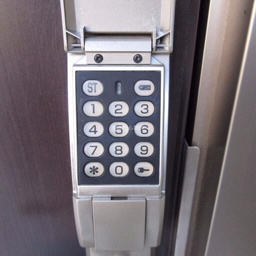 玄関ドアの電子キー 自分で暗証番号が設定できるので、セキュリティ性が高いです