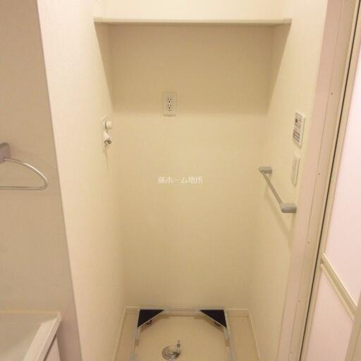 室内洗濯機置場 上部には収納棚があります