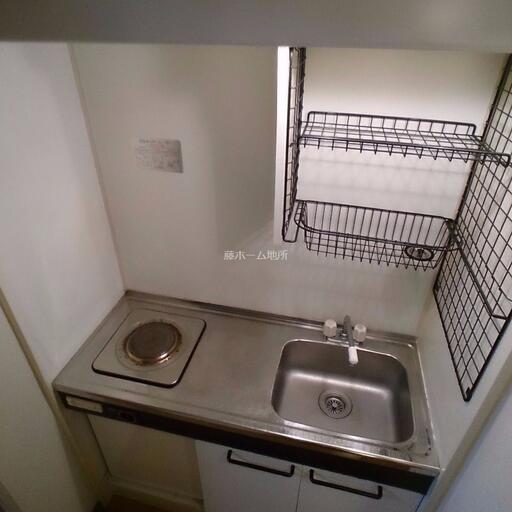キッチン 電気コンロ1口 ミニ冷蔵庫付です 冷蔵庫をお持ちの方はお部屋へ