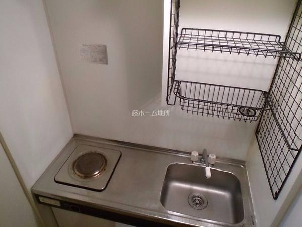 キッチン 電気コンロ1口 ミニ冷蔵庫付です 冷蔵庫をお持ちの方はお部屋へ