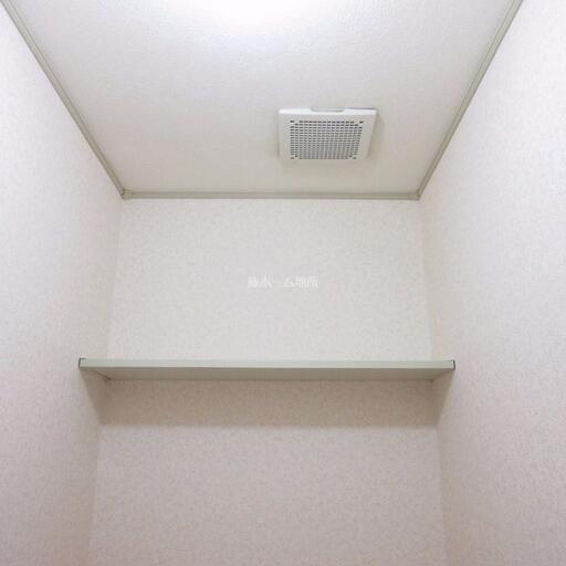 トイレ上部の収納棚