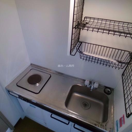 キッチン ミニ冷蔵庫付です お持ちの冷蔵庫はお部屋か玄関横に置けます