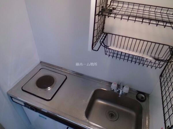 キッチン ミニ冷蔵庫付です お持ちの冷蔵庫はお部屋か玄関横に置けます