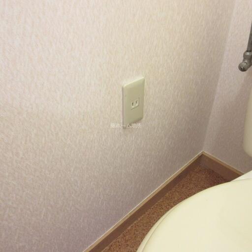 トイレ内のコンセント コンセントがあるので、ウォシュレットが設置できます