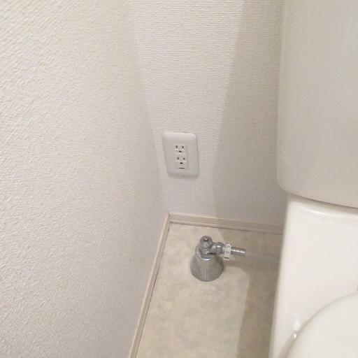 トイレ内のコンセント ウォシュレットを取り付けることができます