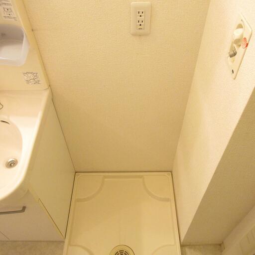 防水パン付洗濯機置場 洗濯機置場には防水パンを設置しました