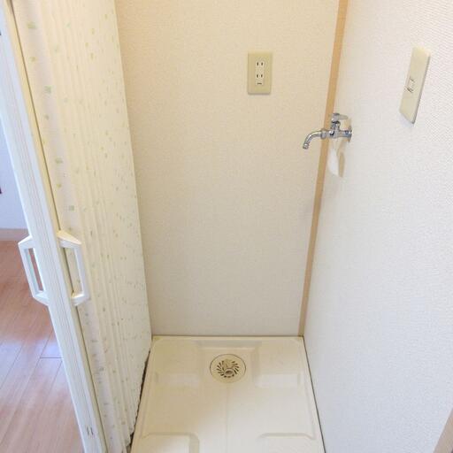 防水パン付洗濯機置場 洗濯機置場には防水パンを設置しました