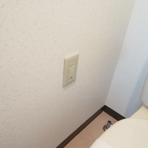 トイレ内のコンセント ウォシュレットを取り付けることができます