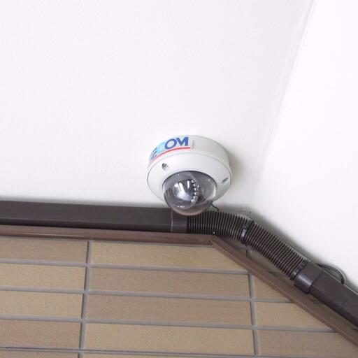 建物エントランス部分の防犯カメラ