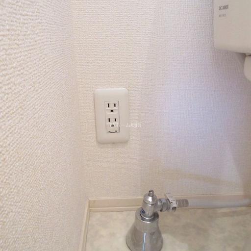 トイレ内のコンセント コンセントがあるのでウォシュレットが設置できます