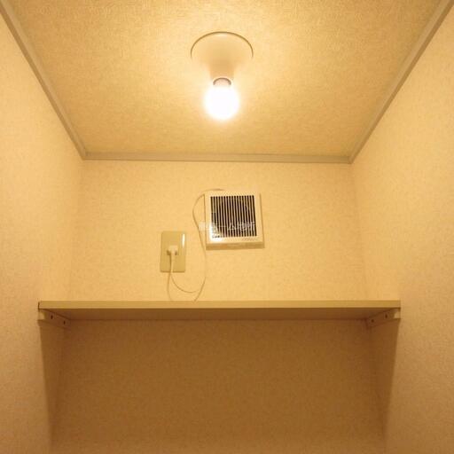 トイレ上部の収納棚