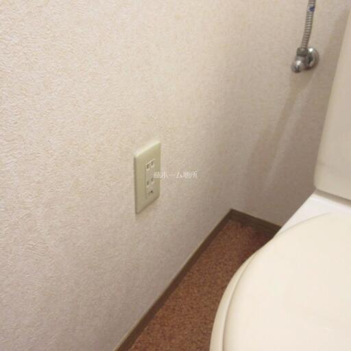 トイレ内のコンセント コンセントがあるのでウォシュレットが設置できます