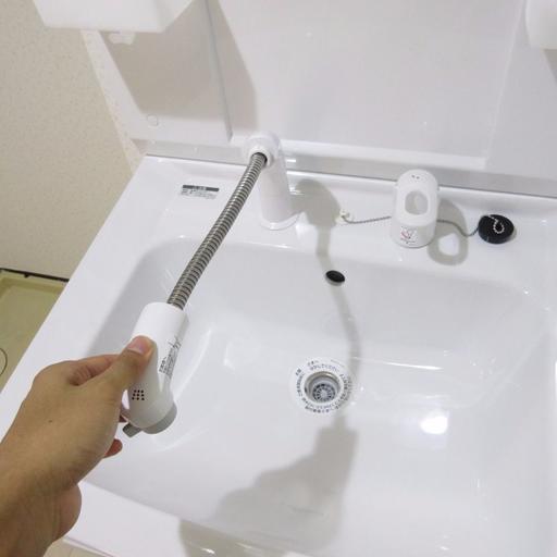 シャワーノズル 洗髪だけでなく、洗面台の清掃時にもすみずみまで洗えて便利です。