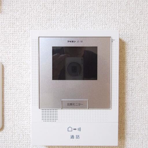 TVモニター付きインターホン 住戸内から音声と映像により来訪者を確認できます