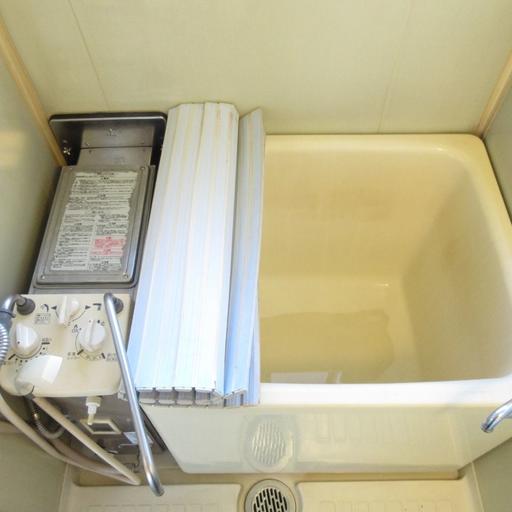 バランス釜 古いタイプのお風呂で湯船は小さいですが、追い焚き機能が付いています