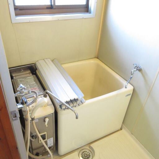 浴室 換気もでき、採光も入る窓があります