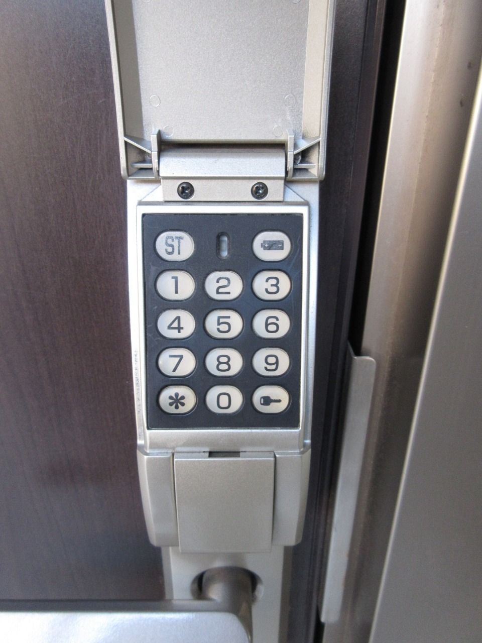 玄関扉のカギは、自分で暗証番号が決められる電子キーになります