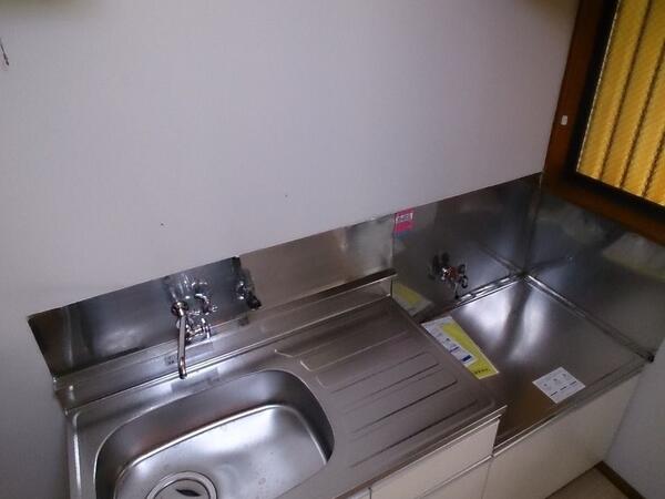 キッチン 瞬間湯沸し器は入居者様にて設置して下さい