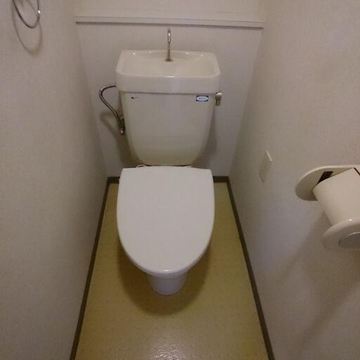 トイレ ウォームレット付です。ウォシュレットではありません。