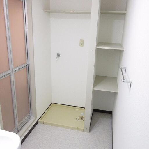 防水パン付洗濯機置場 洗濯機置場には防水パンと扉を設置しました