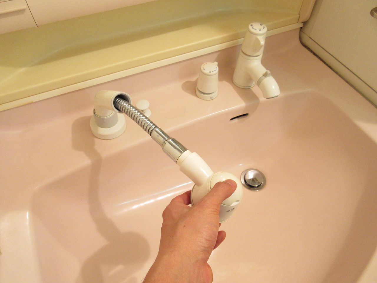 ノズルが伸びるので洗髪にも、洗面台のお掃除にも役立ちます