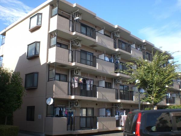 外壁タイル張りのお洒落なマンション 重厚感溢れる外観です