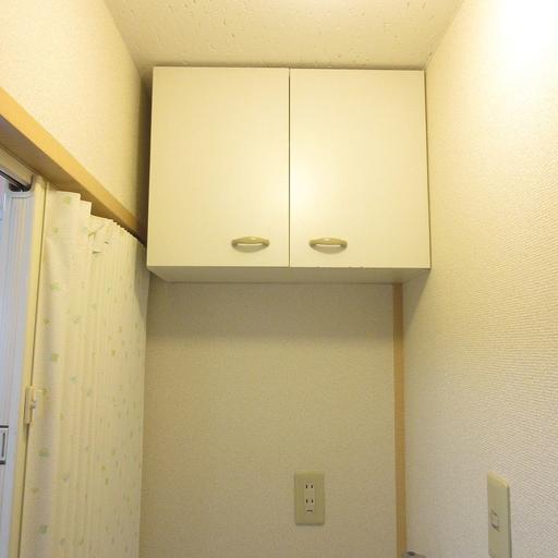 洗濯機置場上部の吊戸棚
