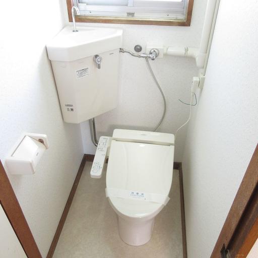トイレには快適な温水洗浄便座付 これはウレシい