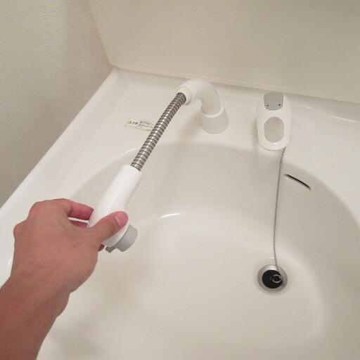 シャワーノズル ノズルが伸縮するので、洗髪だけでなく洗面台の掃除にも役立ちます