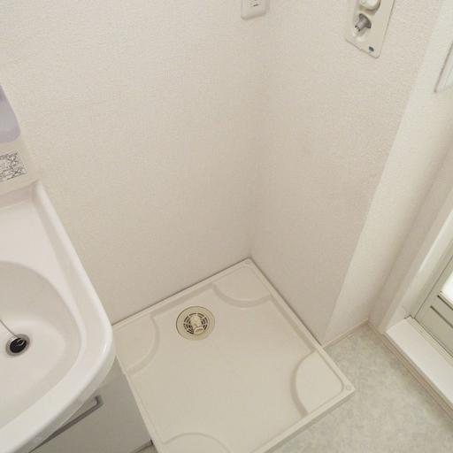 防水パン付洗濯機置場 洗濯機置場には防水パンを設置しました