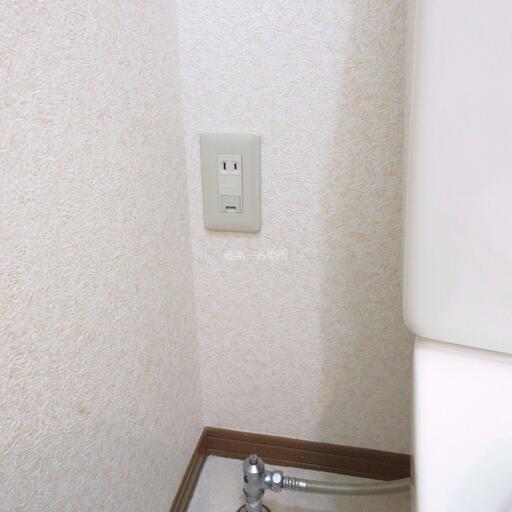 トイレ内にコンセント コンセントがあるのでウォシュレットが設置可能です