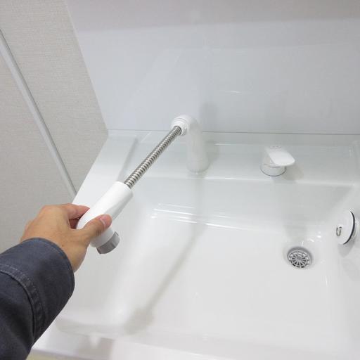 シャワーノズル ノズルが伸び縮みするので、洗面台のお掃除にも役立ちます