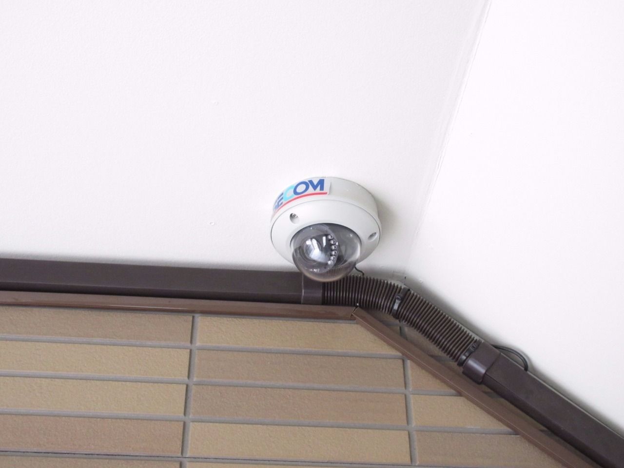 建物エントランス部分の防犯カメラ