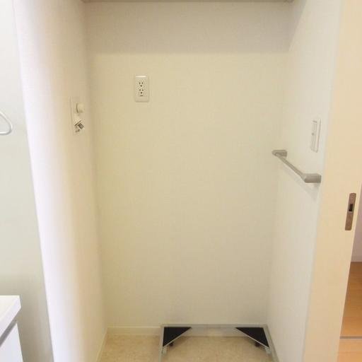 室内洗濯機置場 上部には棚板が設置してあるので、洗剤などを置くのに役立ちます