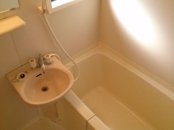 バスルーム・トイレの独立設計 換気窓もあります 快適な毎日を