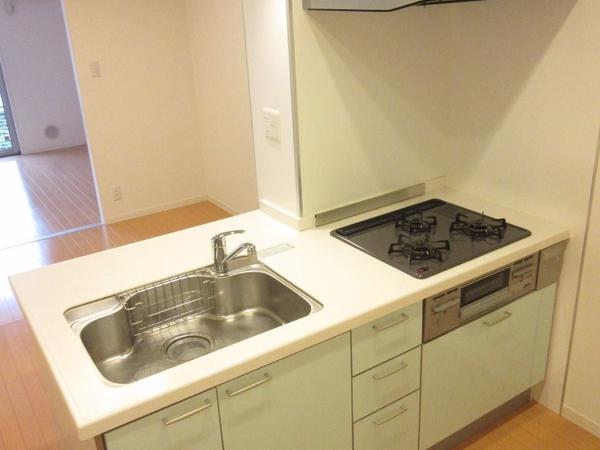 3口コンログリル付システムキッチン 3口コンロなのでお料理ラクラクです