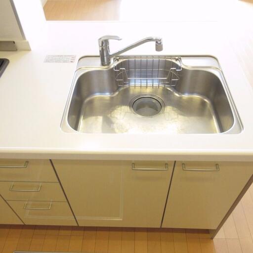 キッチンのシンク キッチントップは人口大理石を使用しています