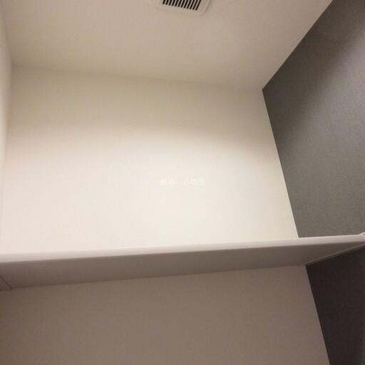 トイレ上部の収納棚